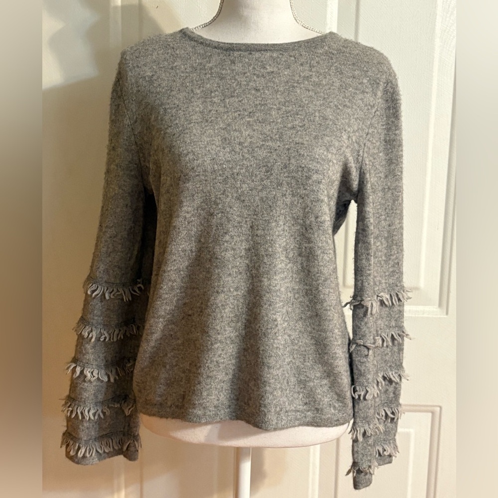 Vineyard Vines Sweater with cashmere. Statement sleeves. Very comfy! Size Small